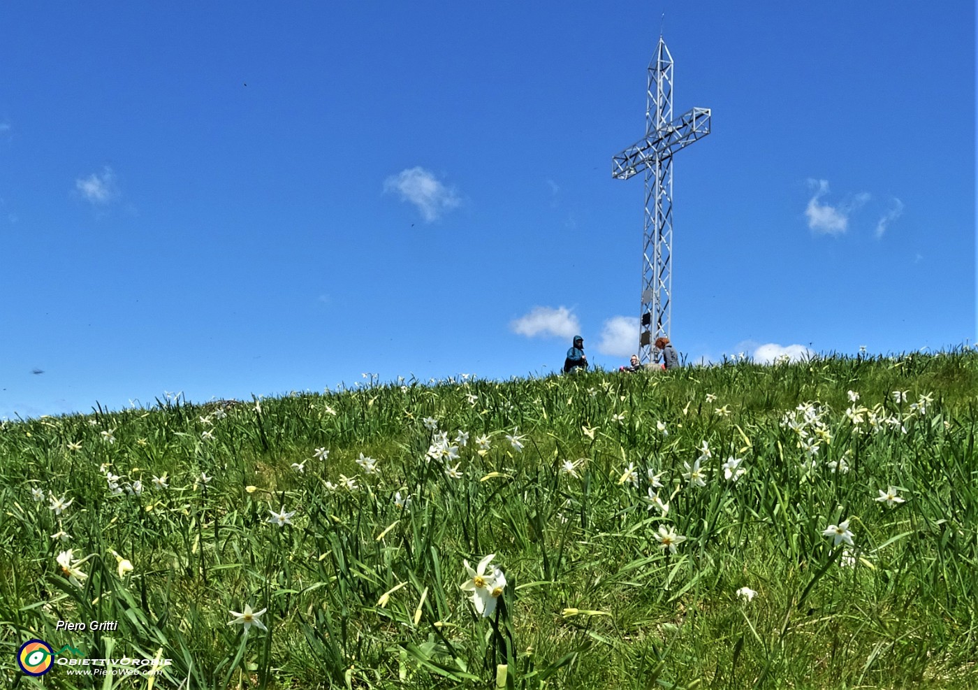 45 Alla croce di vetta del Linzone (1392 m) tra i narcisi.JPG